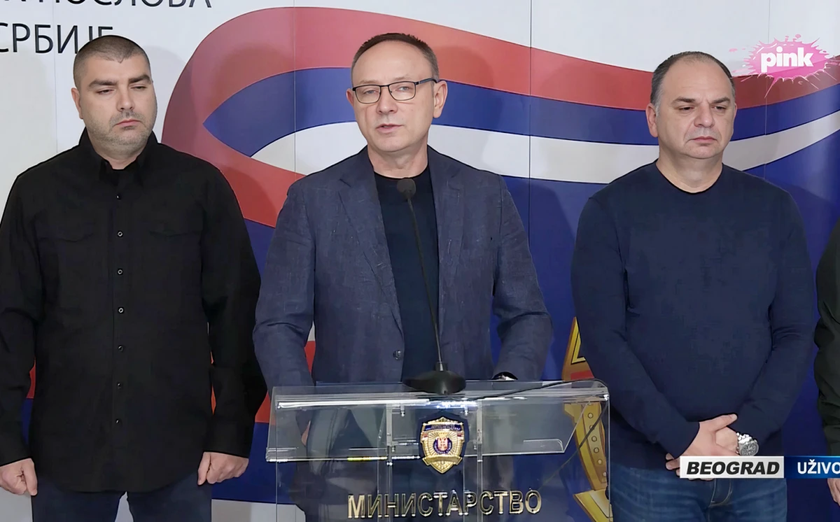 Dragan Vasiljević, a szerbiai rendőrség igazgatója az esti órákban bemutatta, hogy mi mindent "talált" a rendőrség a rektorátus átvizsgálása során