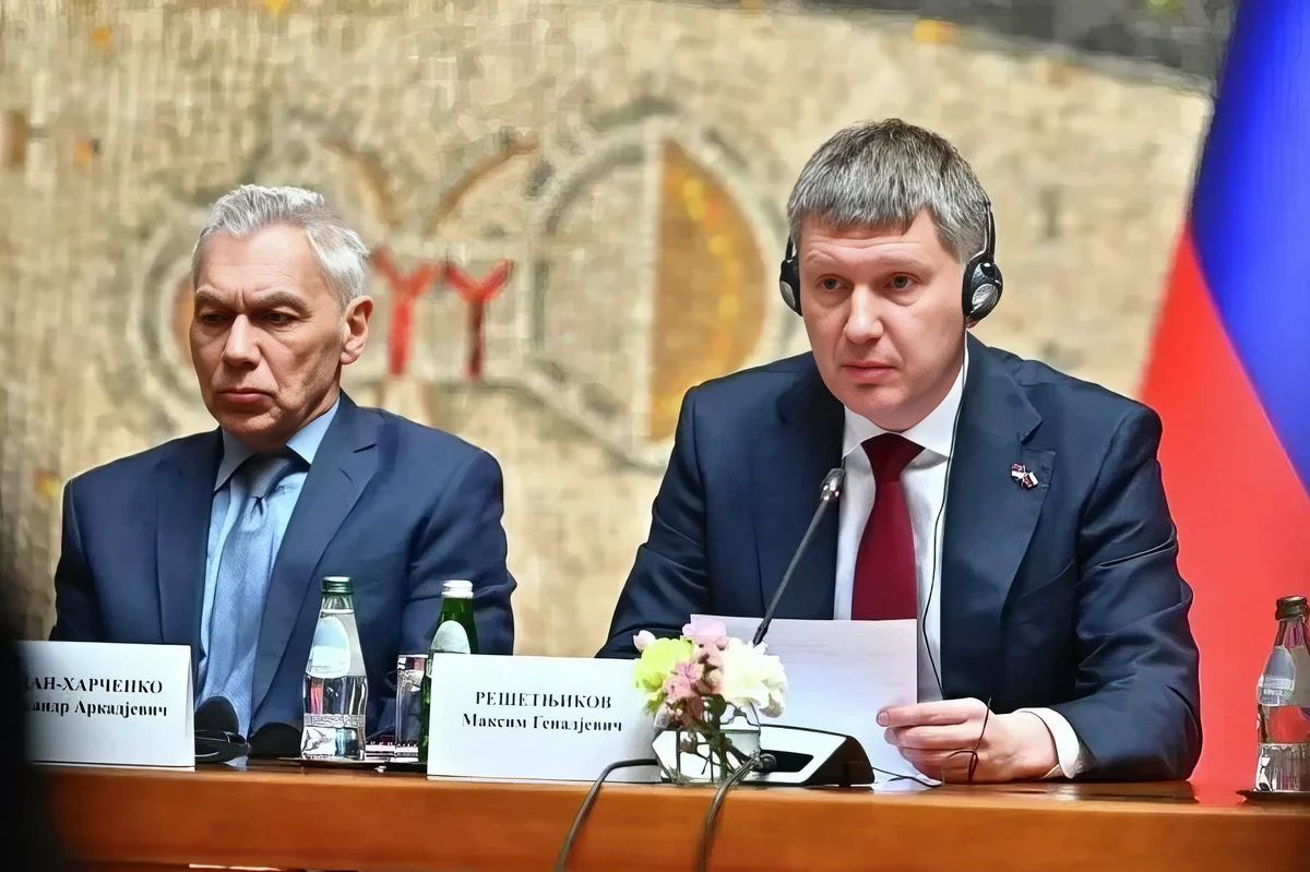 Alekszandr Bocan-Harcsenko belgrádi nagykövet és Makszim Resetnyikov, orosz gazdasági fejlesztési miniszter