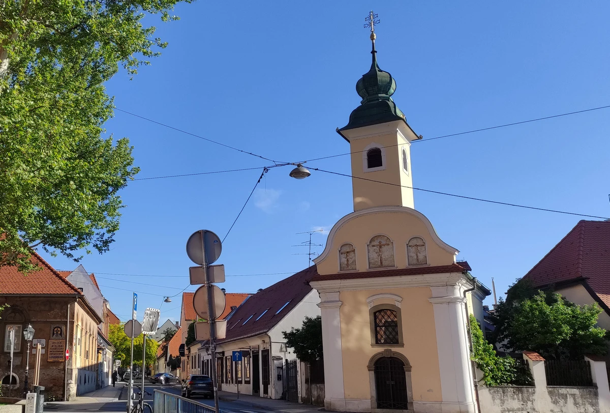 A jobb lator, Szt. Dizmász (zágrábi szójárásban Dizmuš) kápolnája a horvát fővárosban, és a Nova Ves utca