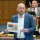 Milan Knežević először mutatta meg nyilvánosan azt a trikolórt, amelynek kitűzését követelik. A színek sorrendje ugyanaz, mint a szerb zászlóban, és maga a zászló teljesen ugyanaz, mint a boszniai szerbeké