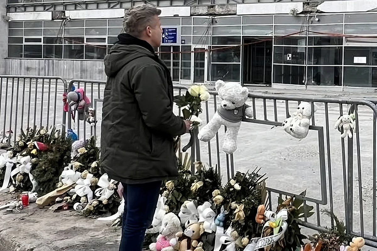 Magyar Péter az újvidéki vasútállomásnál 2025 februárjában
