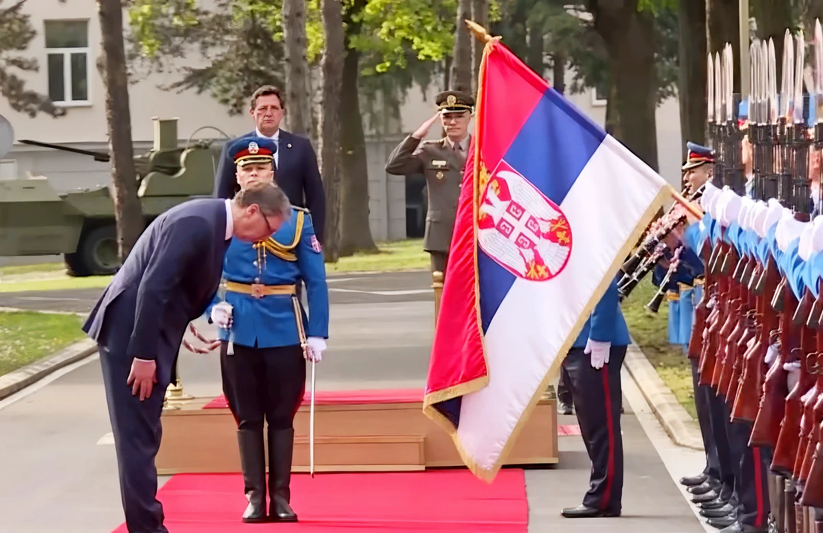 A látvány is fontos, a szerb elnök a belgrádi Banjica 2 laktanyában