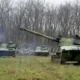 A Kraljevo közelében található Karapanđa gyakorlóterepen a szerb szárazföldi haderő tüzérségi gyakorlatot tartott a korszerűsített 122 mm-es 2S1 M-21 önjáró tarackokkal. Ez egy szovjet fejlesztésű jármű, amelyhez Szerbia saját modernizációs csomagokat készít