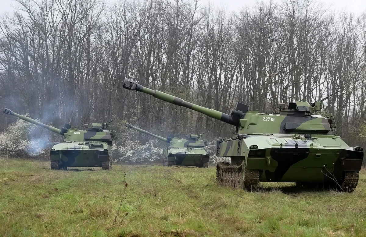 A Kraljevo közelében található Karapanđa gyakorlóterepen a szerb szárazföldi haderő tüzérségi gyakorlatot tartott a korszerűsített 122 mm-es 2S1 M-21 önjáró tarackokkal. Ez egy szovjet fejlesztésű jármű, amelyhez Szerbia saját modernizációs csomagokat készít