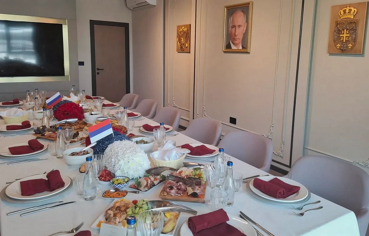 A megnyitó Putyin elnök gazdagon terített asztallal várta a résztvevőket, hozzá kell fohászkodni