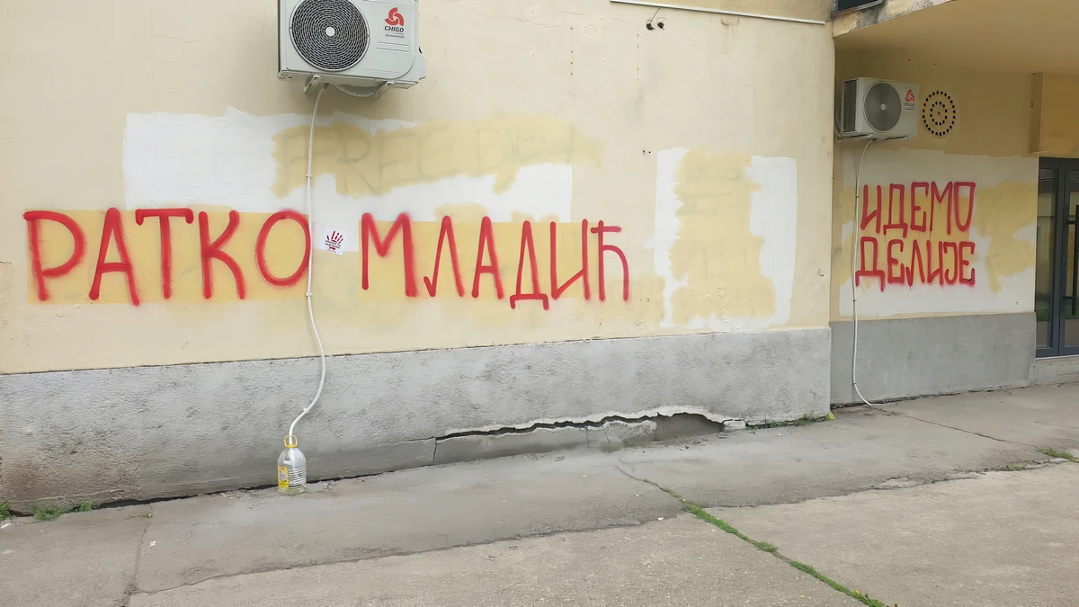 Ehhez a képhez fűzte Cservenák azt a bejegyzést, hogy Ratko Mladić háborús bűnös. A jobboldali kisebb felirat Crvena Zvezda ultráira, a Delije szurkolócsoportra utal. A Zvezda a szerb elnökileg támogatott csapat, csak ők lehetnek bajnokok Szerbiában