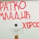 Piros filccel írt üzenet a Cservenák család ajtaján
