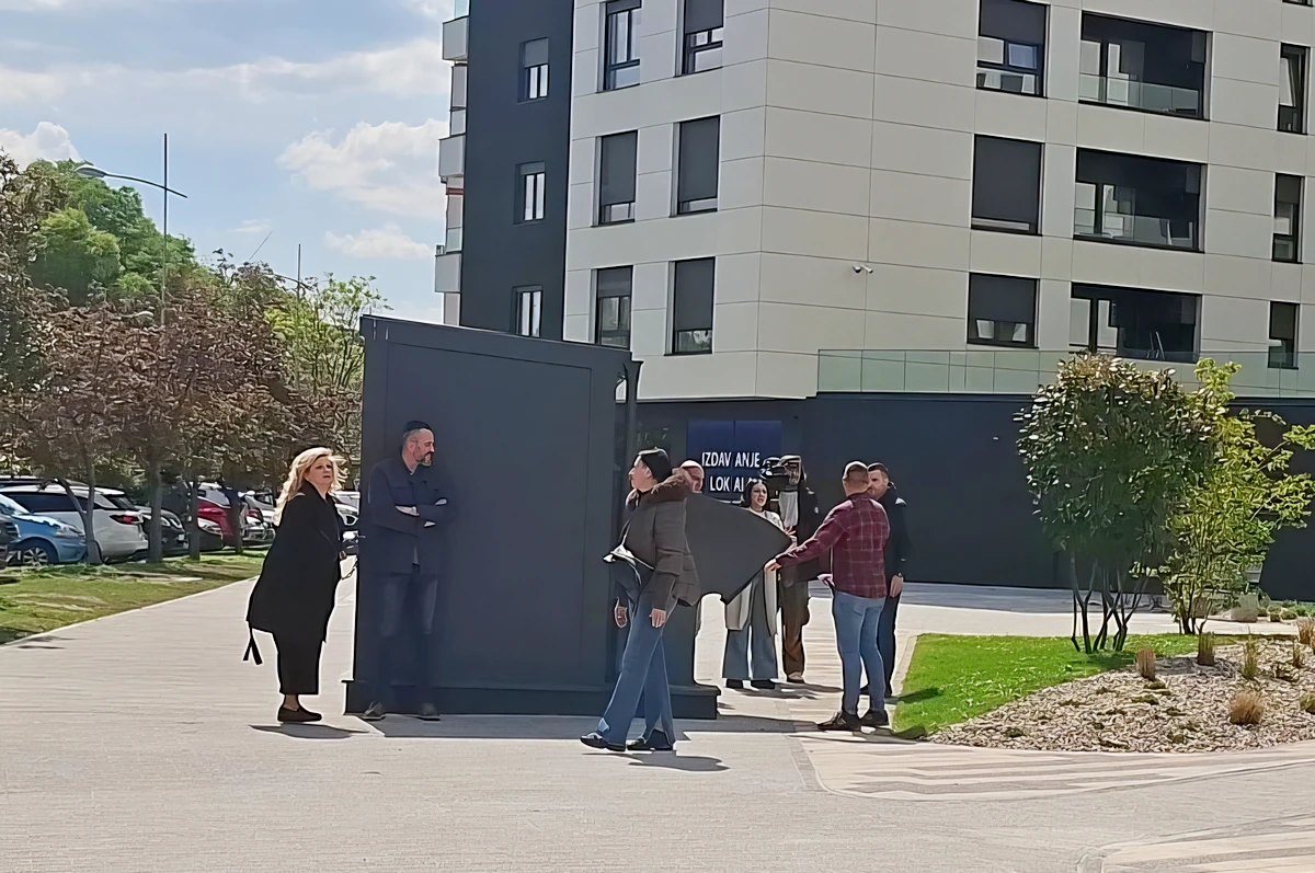 Az N1 tudósítóját, Sanja Kosovićot és operatőrét civil ruhás rendőrök tartották távol a tiszteletbeli konzulátus megnyitásától