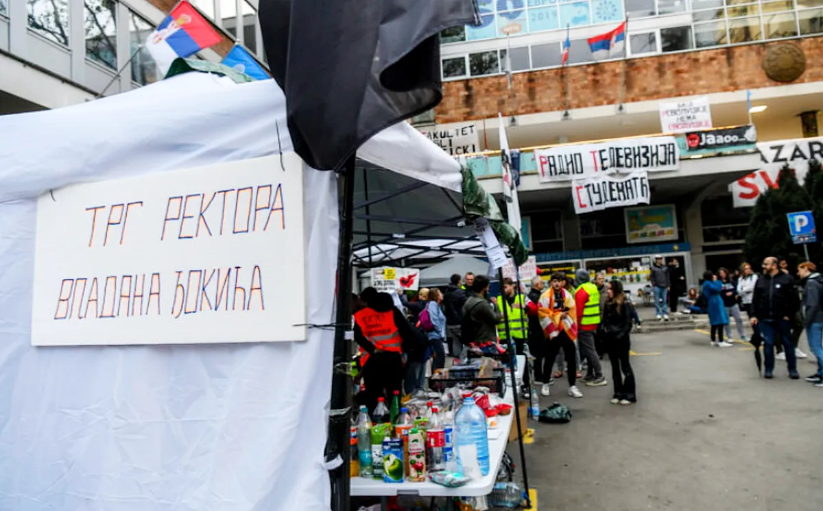 A diákok a közszolgálati televízió előtti teret a Belgrádi Egyetem rektoráról, Vladan Đokić térnek nevezték el. Đokićot nagypénteken szólította be a rendőrség meghallgatásra (Forrás: Nova)