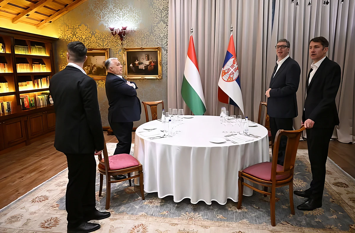 DÍJÁTADÁS: Politikai ebédre várva a bunyevác énekes, Zvonko Bogdan éttermében (Forrás: szerb elnöki Instagram)