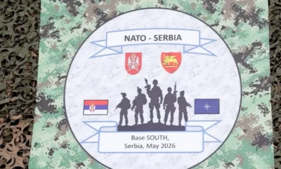 A NATO és Szerbia közös hadgyakorlatának emblémája a Jug katonai bázison - Belgrád hivatalosan továbbra is semleges, most azonban úgy csinál, mintha egyre szorosabbra vonná kapcsolatait a szövetséggel