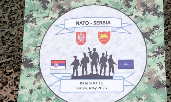 A NATO és Szerbia közös hadgyakorlatának emblémája a Jug katonai bázison - Belgrád hivatalosan továbbra is semleges, most azonban úgy csinál, mintha egyre szorosabbra vonná kapcsolatait a szövetséggel