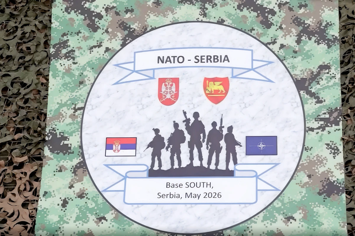 A NATO és Szerbia közös hadgyakorlatának emblémája a Jug katonai bázison - Belgrád hivatalosan továbbra is semleges, most azonban úgy csinál, mintha egyre szorosabbra vonná kapcsolatait a szövetséggel