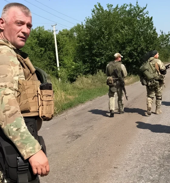A boszniai szerb származású Davor Savičić az egyik legismertebb külföldi tagja volt a Wagner-csoportnak. Kiszivárgott orosz védelmi minisztériumi dokumentumok szerint ráadásul kapcsolatban áll az orosz katonai hírszerzéssel, a GRU-val is, ahol állítólag ezredesi rangban szerepel. Ukrajna most háborús bűnök elkövetésével vádolja
