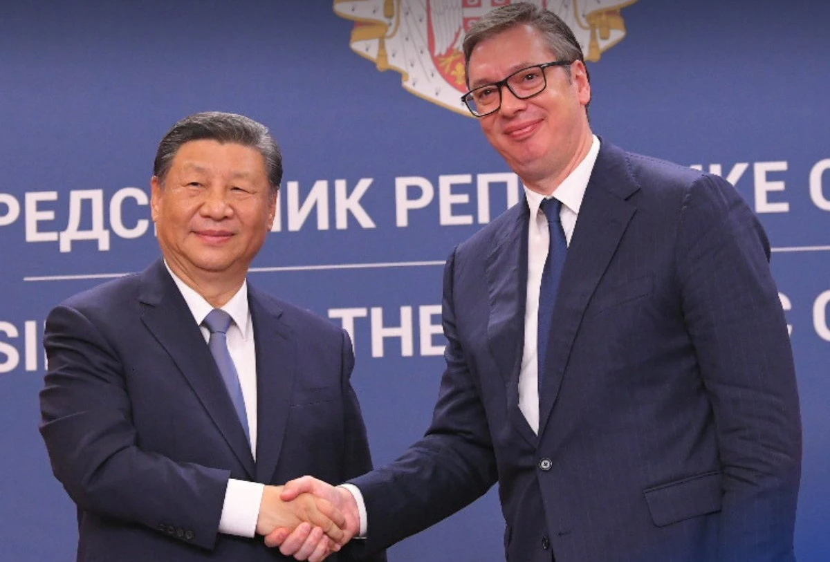 A kínaiak cáfolták, hogy Vučić felhívta a nagykövetüket 3 A szerb elnök hamarosan Kínában utazik. Ő maga jelentette be, hogy Hszi elnök egy hónapon belül fogadja Vlagyimir Putyint, Donald Trumpot és őt. A "Nagy Trojkát"