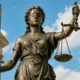 Az igazságügyi paloták előtt vagy ezek előterében sűrűn feltűnik egy bekötött szemű, egyik kezében mérleget, a másikban pallost szorongató római hölgy szobra, a régi római értelemben. Esetünkben Iustitia jobb kezes, de vannak balkezes ábrázolások is. Mit jelent ez Hernádi Zsolt esetében? (A kép illusztráció)