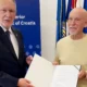 Horvátország megadta az állampolgárságot John Malkovich horvát származású színésznek, de nem adta meg a módját. Malkovich ott üldögélt egy asztalnál, bejött Davor Božinović belügyminiszter, váltottak néhány szót, Malkovich aláírt valamit, majd a kezébe nyomták a "diplomát", és ennyi. Semmi ünnepélyesség