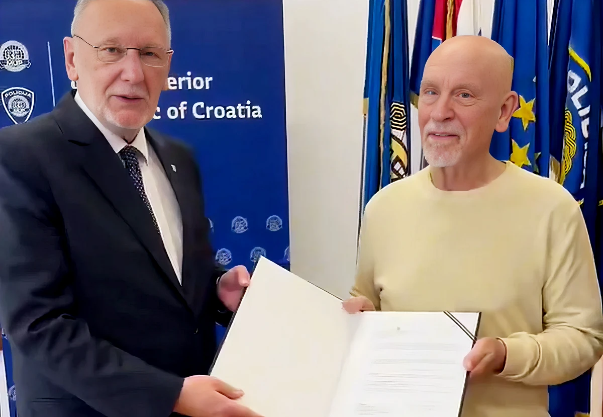 Horvátország megadta az állampolgárságot John Malkovich horvát származású színésznek, de nem adta meg a módját. Malkovich ott üldögélt egy asztalnál, bejött Davor Božinović belügyminiszter, váltottak néhány szót, Malkovich aláírt valamit, majd a kezébe nyomták a "diplomát", és ennyi. Semmi ünnepélyesség