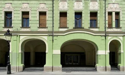 A valamikori Arany Bárány Szálloda megrokkant állapotában kelt el