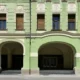 A valamikori Arany Bárány Szálloda megrokkant állapotában kelt el