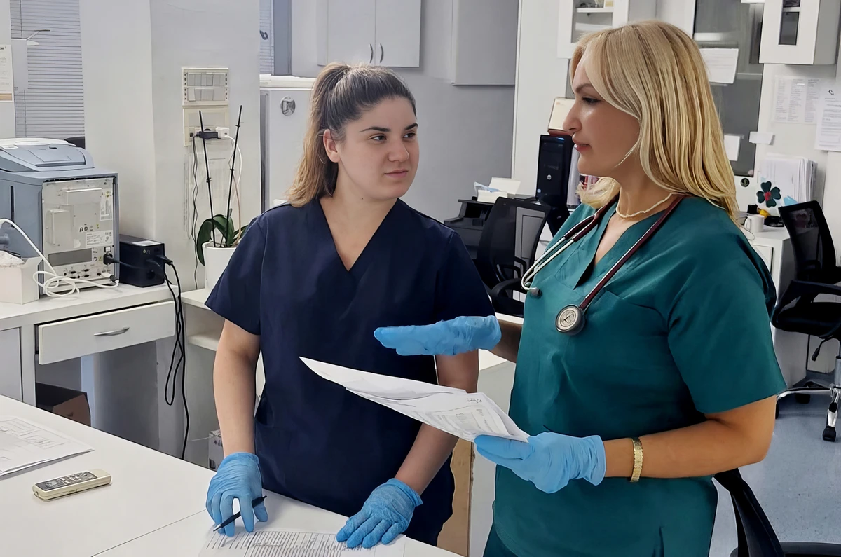 Jelena Borovinić Bojović már korábban is volt miniszter, a Krivokapić‑kormány tagjaként vezette az egészségügyi tárcát a COVID‑19 járvány legsúlyosabb időszakában