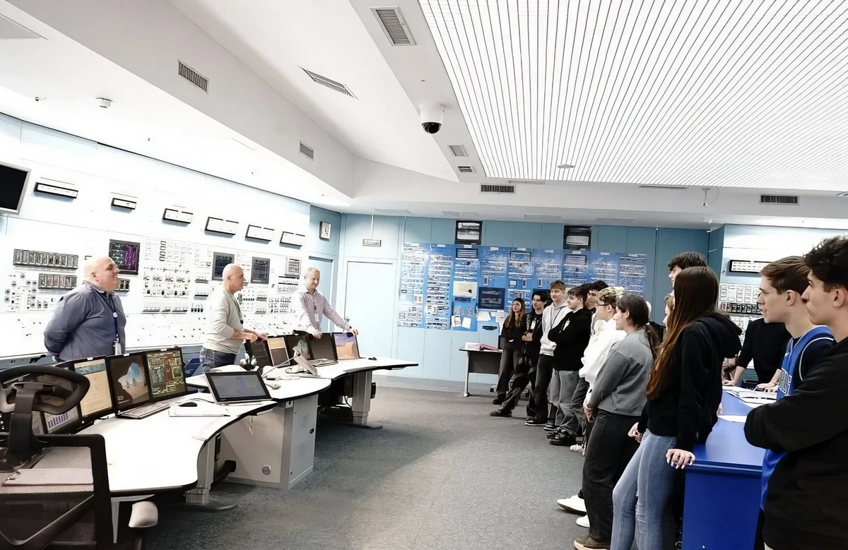 A kíváncsiság, a lelkesedés, az energia és a sokszínűség azok a jellemzők, amelyek legjobban leírják a hangulatot a diákok és egyetemisták cernavodái CNE-látogatásai során. A májusig tartó „Másfajta hét” és „Zöld hét” kezdeményezések keretében több száz diák és egyetemista látogatott kereste fel az erőművet - írta Facebook oldalán a Nuclearelectrica Oficial