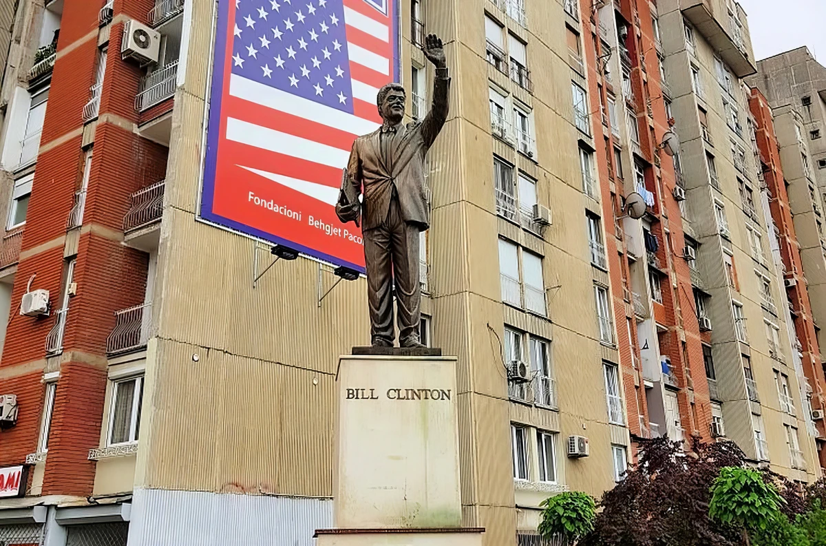 A koszovói albánok szívesebben csatlakoznának az Egyesült Államokhoz, mint az Európai Unióhoz. Bill Clinton szobra Pristinában