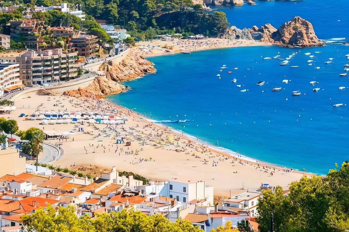 Ezen a népszerű turisztikai régióban található összes helyről kiváló busz- és vonatkapcsolatok indulnak Barcelonába, bár a busz a gyorsabb megoldás. A képen Costa Brava