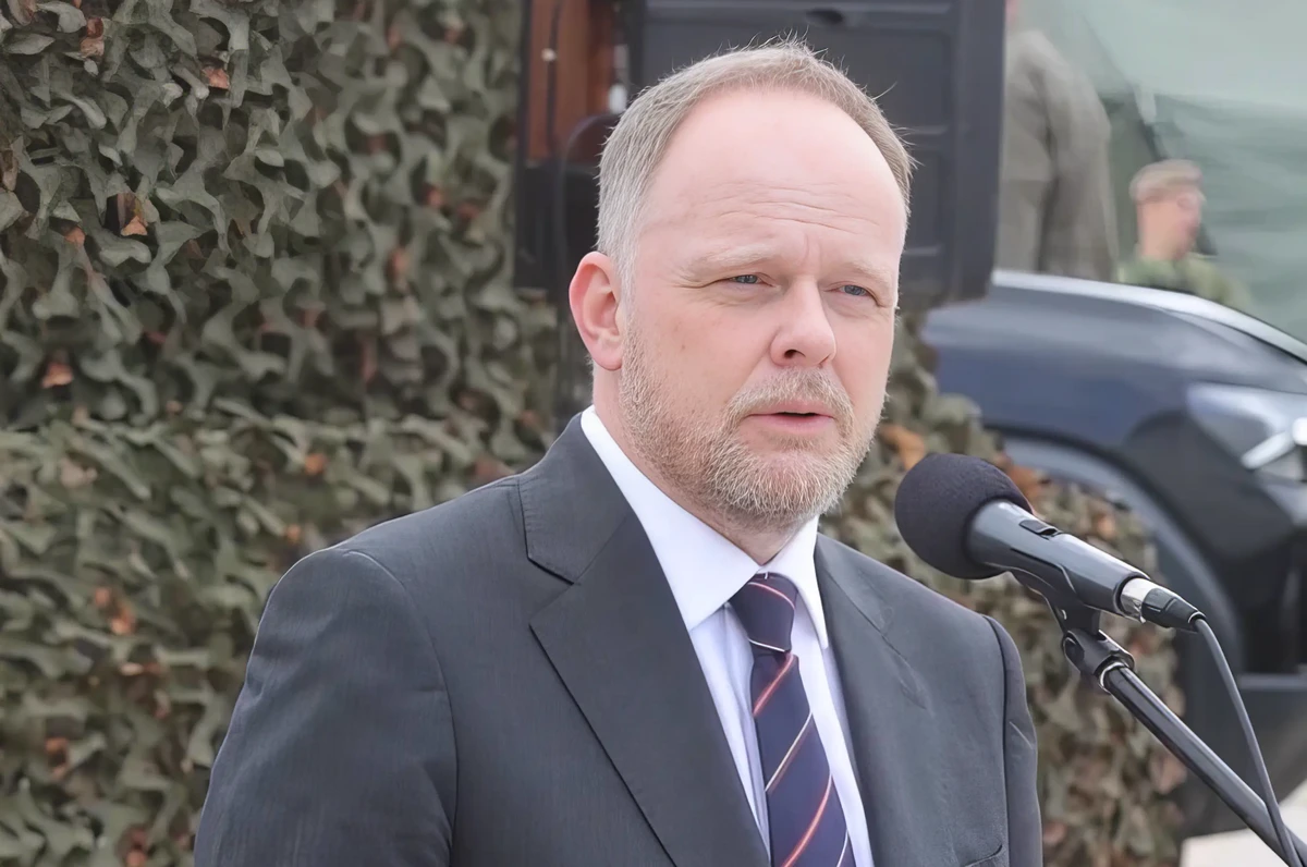 Kevin Hamilton  a NATO főtitkárának a Kaukázus és Közép-Ázsia térségért illetékes különmegbízottja, aki egyben a NATO Politikai Ügyek és Biztonságpolitikai Főosztályának partnerségekért felelős helyettes főtitkárhelyettese  