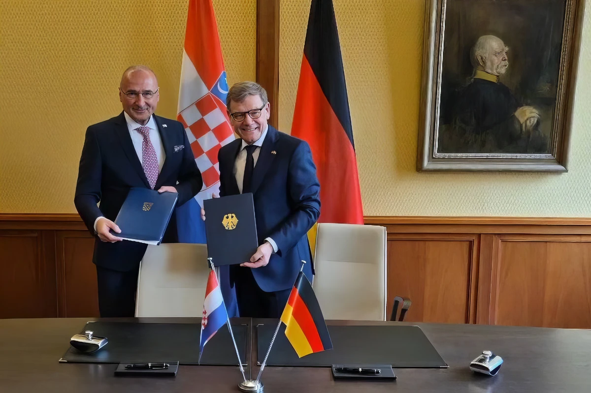 Horvátország és az intelligens együttműködés elmélete 3 Berlini tartózkodása során Gordan Grlić Radman horvát külügyminiszter találkozott német kollégájával Johann Wadephullal. Ennek keretében közös nyilatkozatot és cselekvési tervet írtak alá. A Nagy Előd pedig hátat fordított nekik