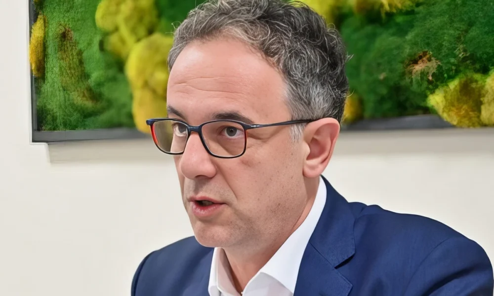 Azir Aliu macedóniai albán politikus, informatikus és egyetemi professzor, 2025-ben választották meg egészségügyi miniszternek. Aliu úgy gondolja, hogy a diaszpórában élő macedóniai orvosok digitálisan otthon is rendelhetnének
