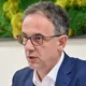 Azir Aliu macedóniai albán politikus, informatikus és egyetemi professzor, 2025-ben választották meg egészségügyi miniszternek. Aliu úgy gondolja, hogy a diaszpórában élő macedóniai orvosok digitálisan otthon is rendelhetnének