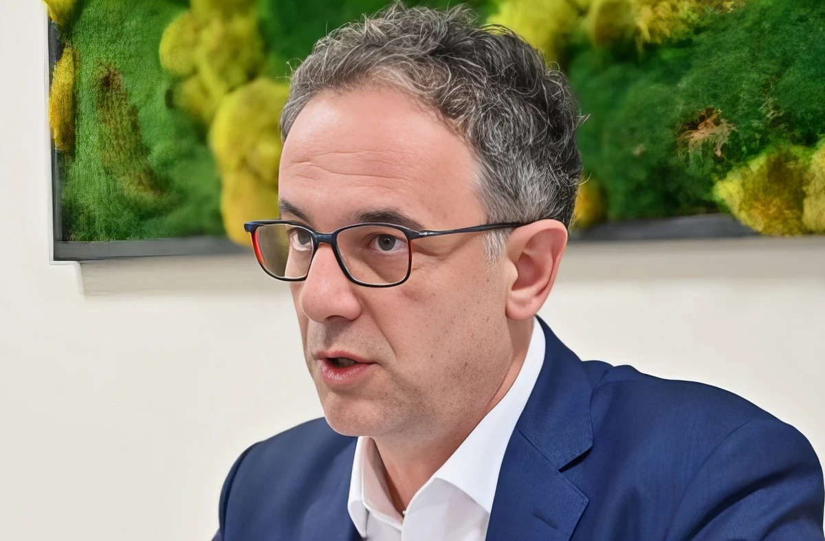 Azir Aliu macedóniai albán politikus, informatikus és egyetemi professzor, 2025-ben választották meg egészségügyi miniszternek. Aliu úgy gondolja, hogy a diaszpórában élő macedóniai orvosok digitálisan otthon is rendelhetnének