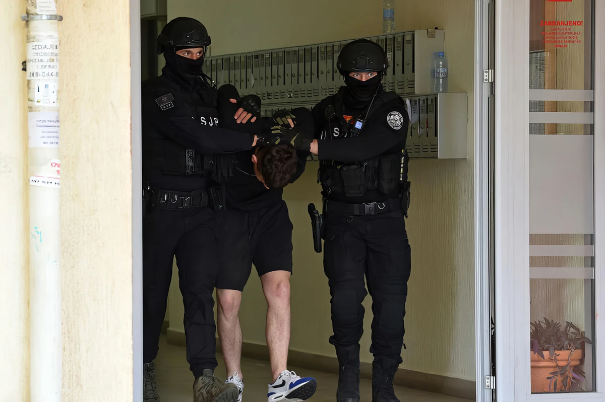 A rendőrség tavaly május óta kereste Arjan Rečkovićot és Tarik Muminovićot, amikor a hatóságok szerint megpróbálták meggyilkolni a már elhunyt Igor Nedovićot Podgorica City Quarter negyedében. A gyanú szerint Rečković maga ölte meg őt ugyanazon év júliusában Stari Gradban, a házának bejárata előtt. A képen Miloš Marković letartóztatás látható, ellene korábbi gyilkosság miatt volt érvényben nemzetközi elfogatóparancs (Forrás: Vijesti)