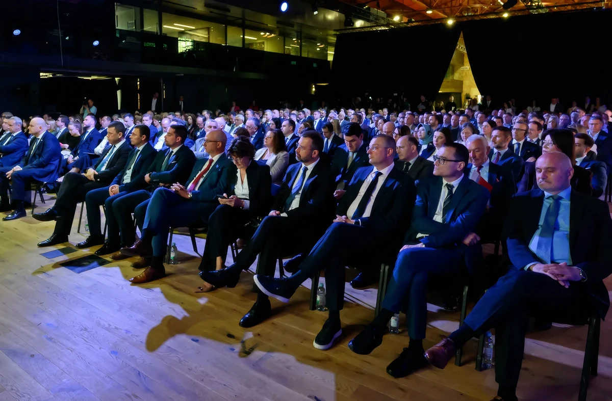 Volt, aki szemet hunyt a nemzeti tervek felett, ez nyilván a villanyfényes hangulatnak köszönhető