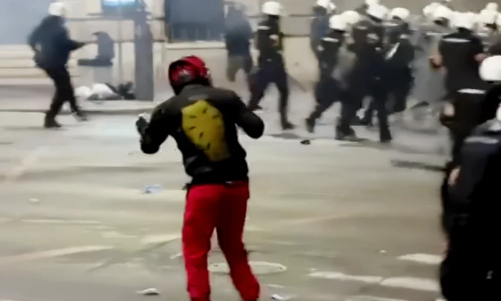A rendbontók nem igen hasonlítottak a diákokra, sem korban, sem öltözékben - és a beszédekre sem voltak kíváncsiak