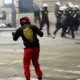 A rendbontók nem igen hasonlítottak a diákokra, sem korban, sem öltözékben - és a beszédekre sem voltak kíváncsiak