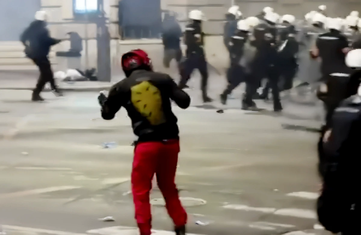 A rendbontók nem igen hasonlítottak a diákokra, sem korban, sem öltözékben - és a beszédekre sem voltak kíváncsiak