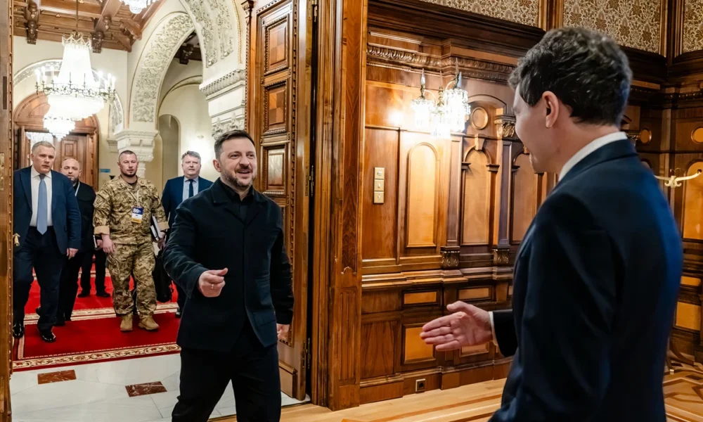ÚJRATERVEZÉS: A román elnök "különös megtiszteltetésnek" érezte, hogy ukrán kollégája is részt vett a B9-es csúcstalálkozón, pedig Ukrajna se nem NATO-tag, se nem skandináv ország. Nicusor Dan szerint ezzel is megerősítették a NATO egységét és elszántságát, hogy segítsék Ukrajnát az önvédelemben és erős pozícióijának megtartásában