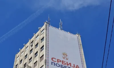Egy havasi sarlósfecske köröz a belgrádi Albanija-palota felett, szeretne a fészkéhez hozzáférni