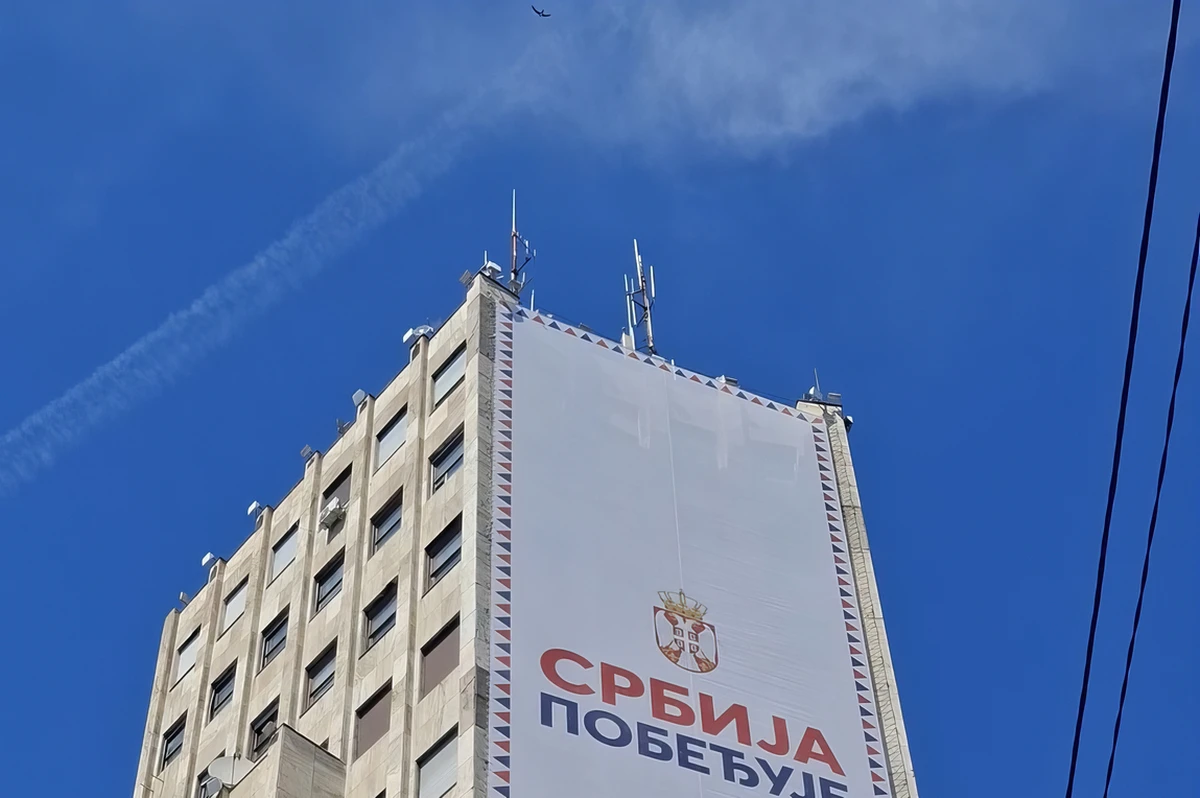 Egy havasi sarlósfecske köröz a belgrádi Albanija-palota felett, szeretne a fészkéhez hozzáférni