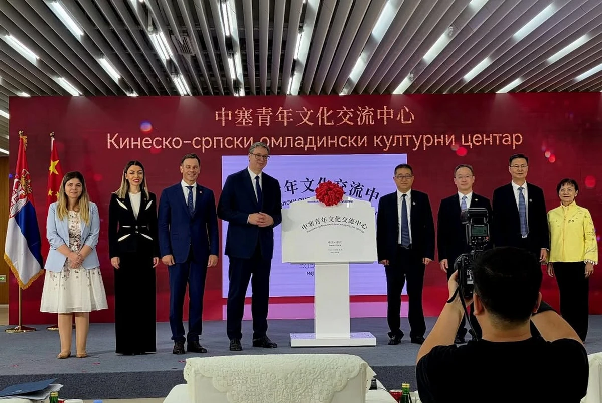A szerb elnök felkereste a kínai-szerb ifjúsági kulturális központot