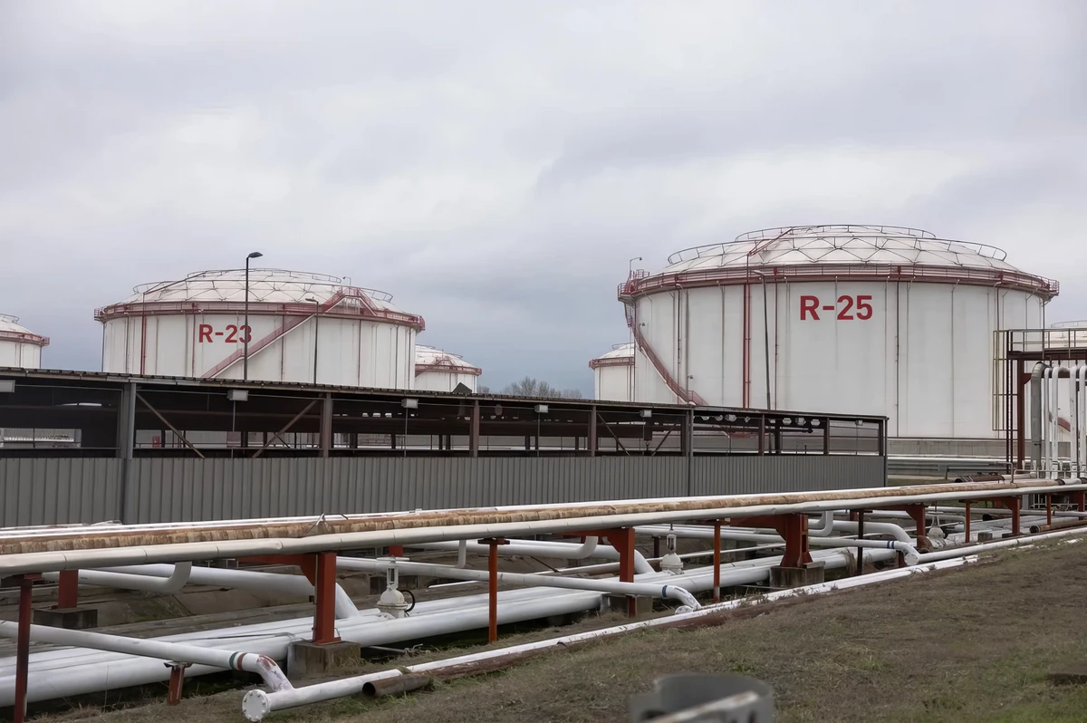 Szerbiában csökkennek a stratégiai tartalékok, olajtárolók Szendrő (Smederevo) közelében - miközben folytódnak a MOL tárgyalásai a NIS többségi részvénycsomagjának megvásárlásáról (Forrás: szerbiai energiaügyi minisztérium)