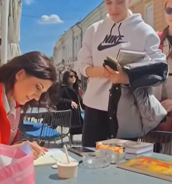 Ksenija Ćaćić szerb írónő az utcán dedikálta a könyveit. Utólag felvetődött a kérdés, vajon miért kerülhetett sor erre a több mint sima kellemetlenségre? (Forrás: Screenshot, Nova RS)