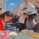 Ksenija Ćaćić szerb írónő az utcán dedikálta a könyveit. Utólag felvetődött a kérdés, vajon miért kerülhetett sor erre a több mint sima kellemetlenségre? (Forrás: Screenshot, Nova RS)