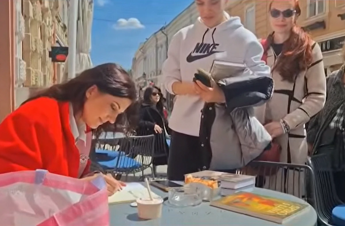 Ksenija Ćaćić szerb írónő az utcán dedikálta a könyveit. Utólag felvetődött a kérdés, vajon miért kerülhetett sor erre a több mint sima kellemetlenségre? (Forrás: Screenshot, Nova RS)