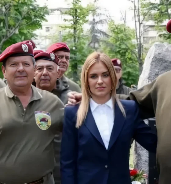 A miniszterasszony a "Vörös Sapkás" veteránok társaságában és támogatásában