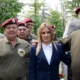 A miniszterasszony a "Vörös Sapkás" veteránok társaságában és támogatásában