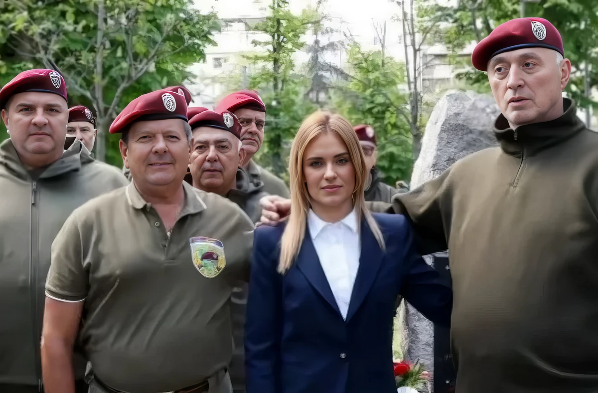A miniszterasszony a "Vörös Sapkás" veteránok társaságában és támogatásában