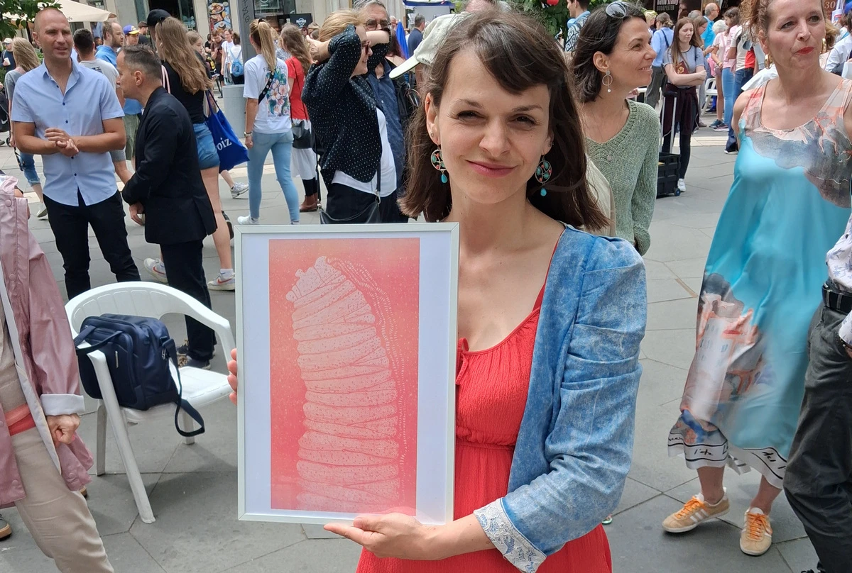 A Sziveri János-díjat Bíró Tímea vajdasági költőnő kapta. Az ünnepelt Benes József művével (Fotó: BAB)